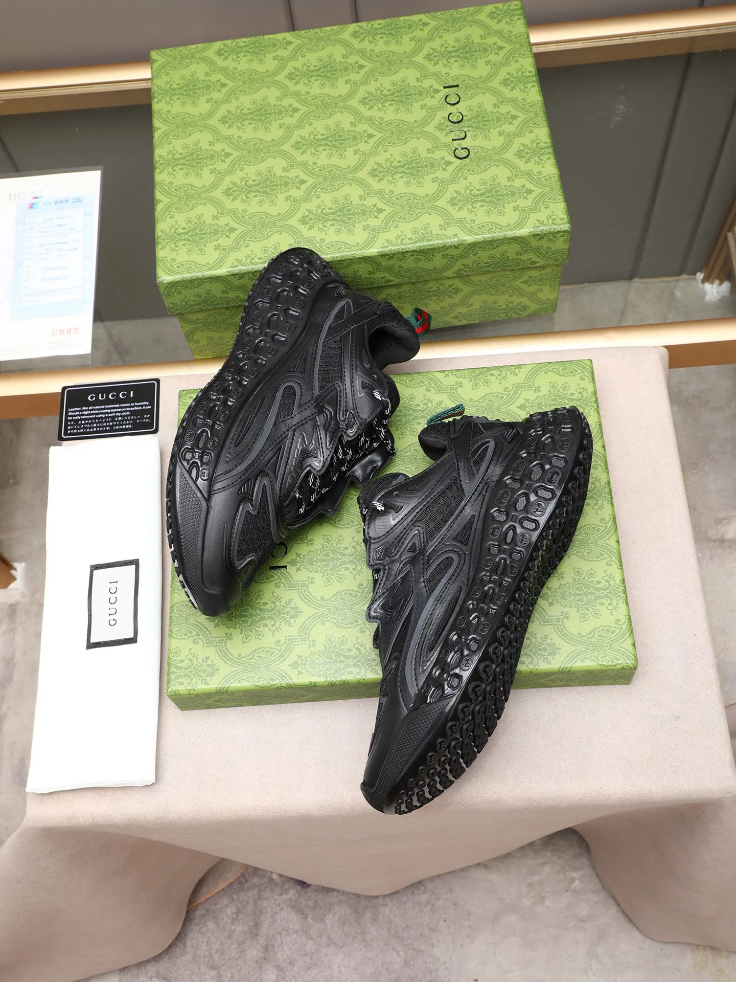 Men's men's shoes 💰660 Gucci Ri men's shoes 💰le series 2025 casual sports shoes, buy the original and accurately reproduce it! Restore the quality of details, Gucci Ri men's shoes 💰le series sports shoes are made with innovative stitching technology to create a flowing texture like water. The cowhide leather is paired with three-dimensional interlocking Double G leather patches and Gucci letter accessories, creating a free flowing texture of the entire shoe with a 3D effect. A classic and versatile piece that feels super comfortable on your feet! 38-44 (45 customized)